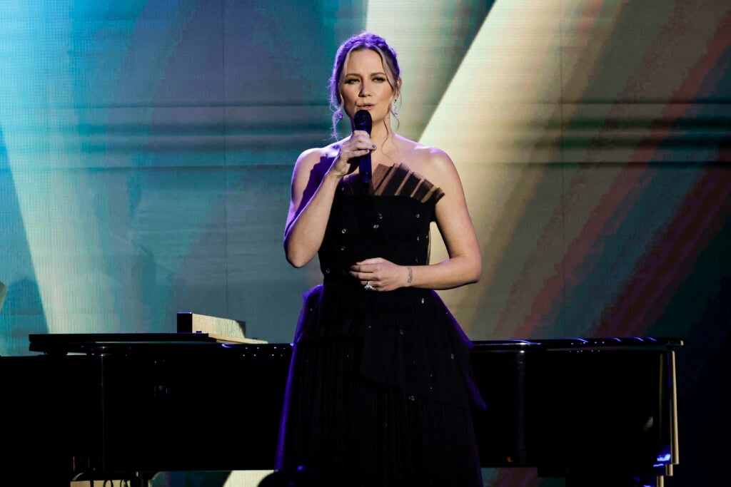 Jennifer Nettles performs in a black dress.