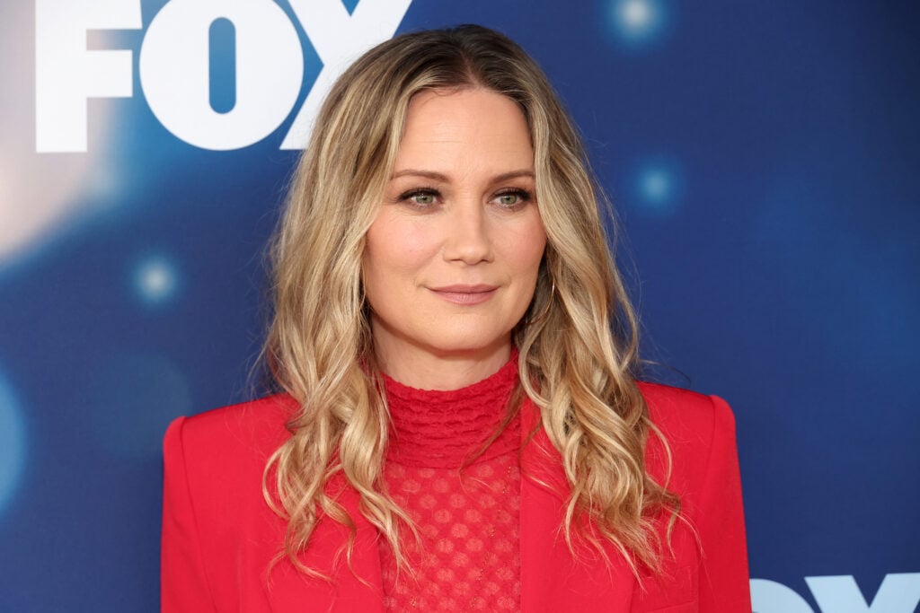 Jennifer Nettles wears red. Her hair looks perfect.