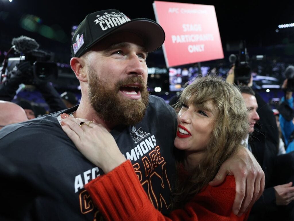 taylor swift and travis kelce kiss on field