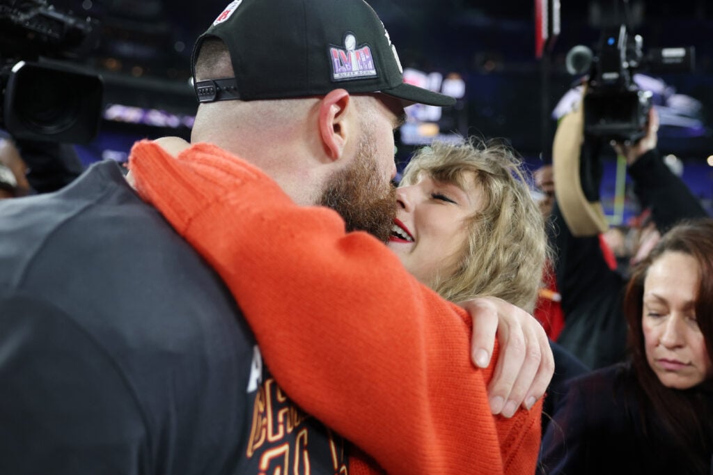 Taylor embraces Travis Kelce