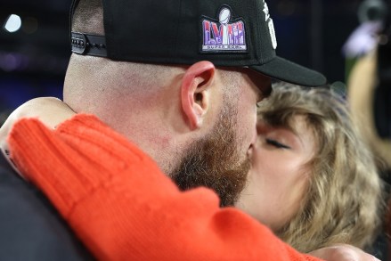 BALTIMORE, MARYLAND - JANUARY 28: Travis Kelce #87 of the Kansas City Chiefs celebrates with Taylor Swift after a 17-10 victory against the Baltimore Ravens in the AFC Championship Game at M&T Bank Stadium on January 28, 2024 in Baltimore, Maryland. (Photo by Patrick Smith/Getty Images)