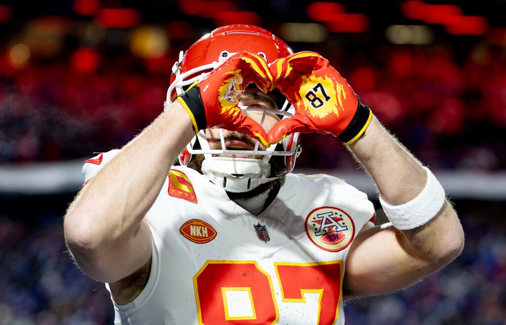 Travis Kelce with the heart