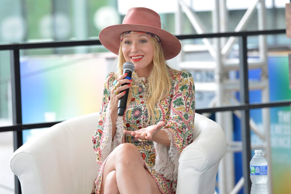 Jewel shows her expertise in wellness during an event.