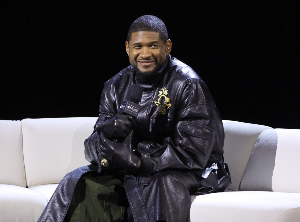 Usher wears all black in February 2024.