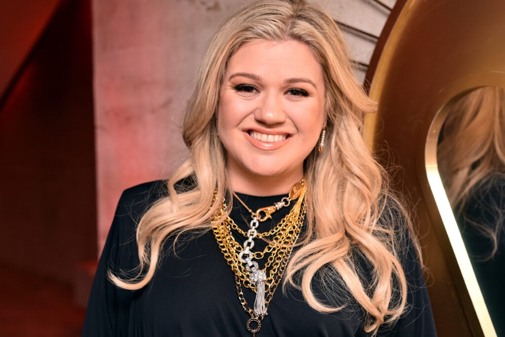 Kelly Clarkson attends the Warner Music Group Pre-Grammy Party in association with V Magazine on January 25, 2018 in New York City. 