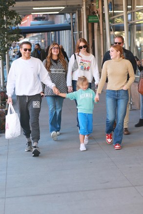 New York, NY  - Bradley Cooper has lunch with Brooke shields and Chris Henchy and their family at Café Cluny.Pictured: Bradley Cooper, Brooke Shields, Rowan Shields, Grier Shields, Chris HenchyBACKGRID USA 29 OCTOBER 2022 BYLINE MUST READ: T.JACKSON / BACKGRIDUSA: +1 310 798 9111 / usasales@backgrid.comUK: +44 208 344 2007 / uksales@backgrid.com*UK Clients - Pictures Containing ChildrenPlease Pixelate Face Prior To Publication*