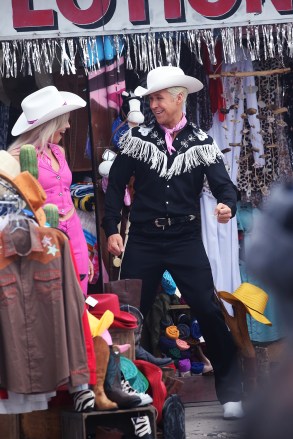 Ryan Gosling and Margot Robbie film "Barbie" in Venice Beach today.Pictured: Margot Robbie,Ryan GoslingRef: SPL5322506 280622 NON-EXCLUSIVEPicture by: SplashNews.comSplash News and PicturesUSA: +1 310-525-5808London: +44 (0)20 8126 1009Berlin: +49 175 3764 166photodesk@splashnews.comWorld Rights