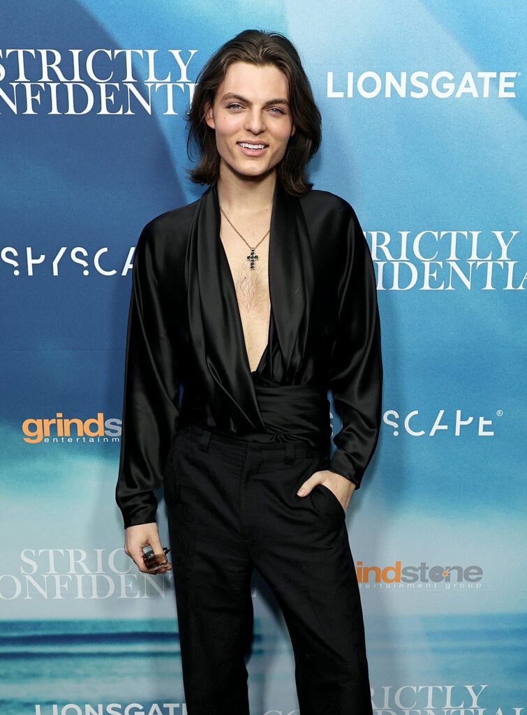 Damian Hurley with a plunging neckline on April 3, 2024.