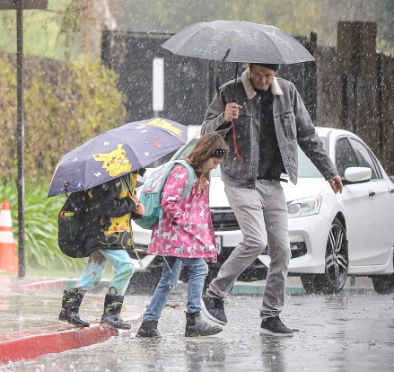 Los Angeles, CA  - *EXCLUSIVE* Ashton Kutcher tries to stay dry during a school run on a rainy day in Los AngelesPictured: Ashton KutcherBACKGRID USA 10 MARCH 2023 USA: +1 310 798 9111 / usasales@backgrid.comUK: +44 208 344 2007 / uksales@backgrid.com*UK Clients - Pictures Containing ChildrenPlease Pixelate Face Prior To Publication*